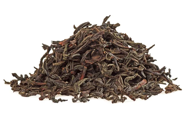 Сухе листя чаю ізольовані на білому тлі, крупним планом — стокове фото