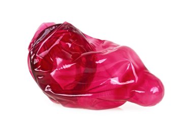 Beyaz bir arka plan üzerinde renkli prezervatif