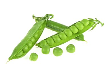 Beyaz arkaplanda taze yeşil bezelyeler.