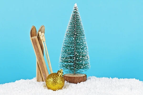 Χριστουγεννιάτικη διακόσμηση σε μπλε φόντο. Χριστουγεννιάτικο δέντρο, χρι — Φωτογραφία Αρχείου