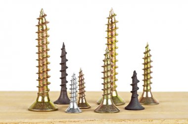 Ahşap tahta, içine farklı vida yakın çekim