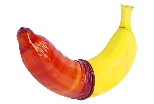 Banana com preservativo isolado em fundo branco, contraceptivo c — Fotografia de Stock