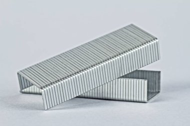 Gri arka plan üzerinde Zımba Telleri