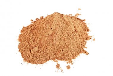 beyaz zemin üzerinde toz tarçın