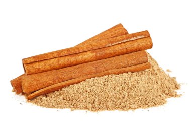 Tarçın ve toz tarçın, beyaz arka plan