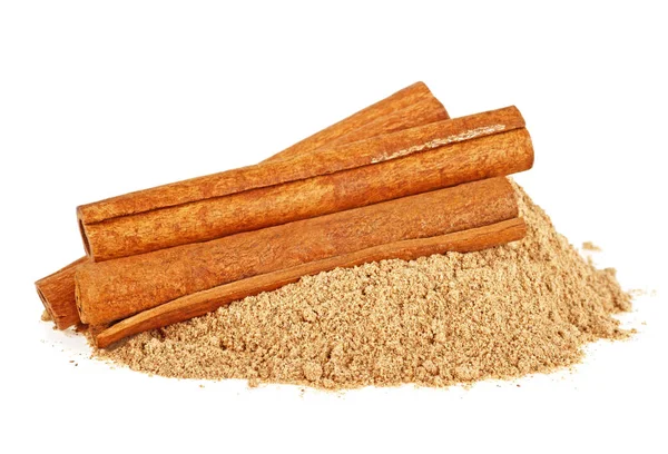 Tarçın ve toz tarçın, beyaz arka plan