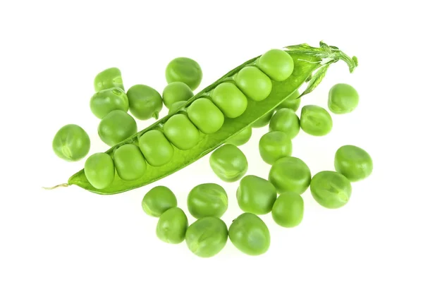 Guisantes verdes aislados sobre fondo blanco — Foto de Stock