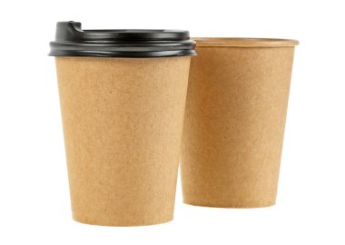 beyaz arkaplanda izole edilmiş kağıt bardaklar