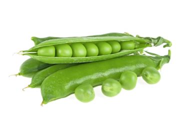 Beyaz arkaplanda taze yeşil bezelyeler.