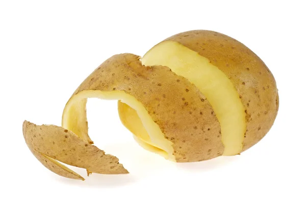 Картофель с кожурой на белом фоне — стоковое фото