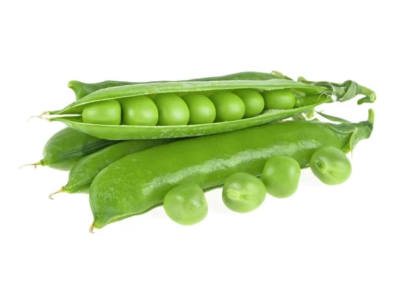 Verse groene erwten geïsoleerd op een witte achtergrond — Stockfoto