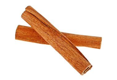 beyaz zemin üzerinde izole iki tarçın sopa