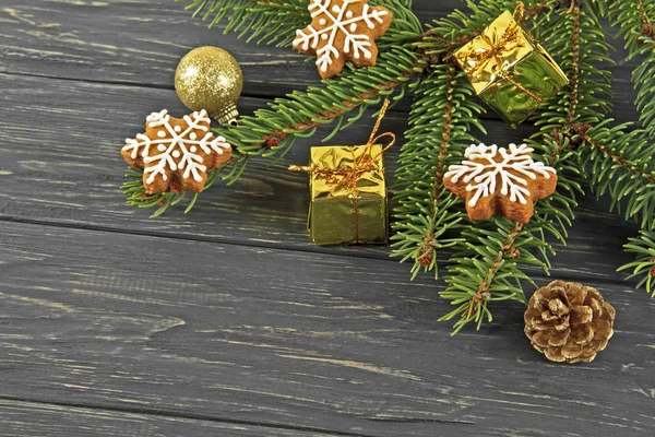 Χριστουγεννιάτικο φόντο με μελόψωμο cookies, πεύκο δέντρο branche — Φωτογραφία Αρχείου
