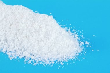 mavi zemin üzerine beyaz kar