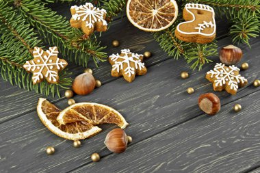 Noel arka plan ile gingerbread çerezleri, çam ağacı branche
