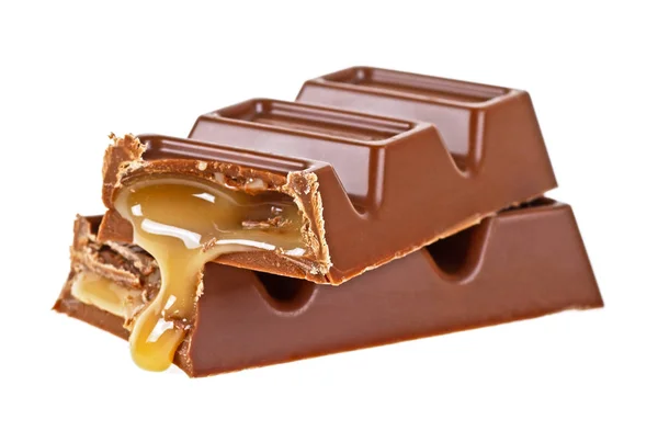 Barra de chocolate con caramelo aislado sobre fondo blanco —  Fotos de Stock