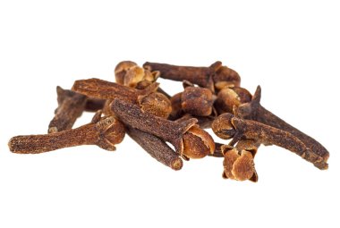 Beyaz bir arka plan üzerinde kuru karanfil