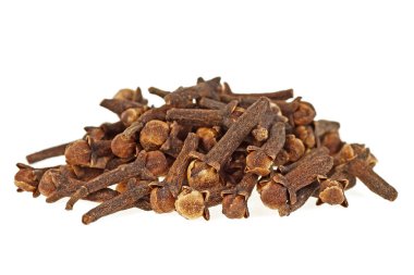 Beyaz bir arka plan üzerinde izole karanfil baharat
