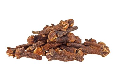 Beyaz bir arka plan üzerinde kuru karanfil