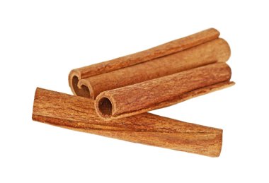 beyaz zemin üzerinde izole üç tarçın sopa