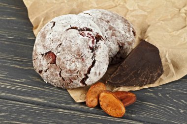 W buzlanma ve kakao fasulyeli çikolata kurabiye ile toz şeker