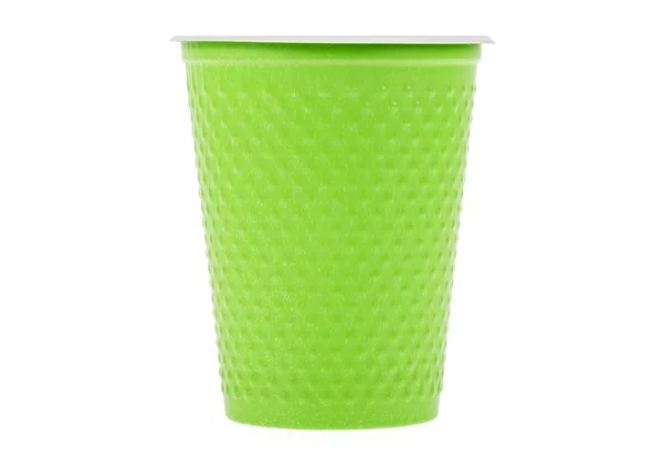 白色背景的绿色塑料杯 — 图库照片