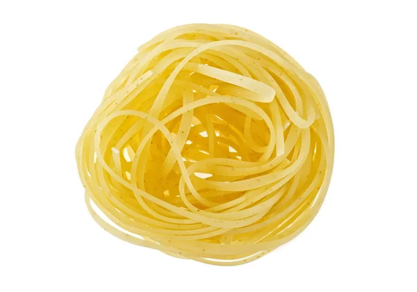 Nido di pasta all'uovo italiano isolato su sfondo bianco — Foto Stock