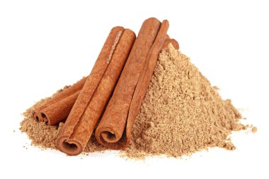 Beyaz bir arka plan üzerinde izole toz tarçın