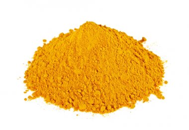 Curcuma. Beyaz bir arka plan üzerinde zerdeçal tozu.