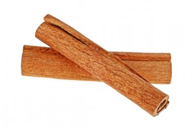 Beyaz bir arka planda baharat birkaç tarçın