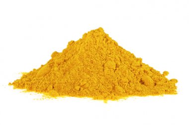 Beyaz bir arka plan üzerinde izole zerdeçal tozu. Curcuma toz.