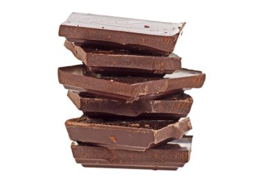 Beyaz arka plan üzerinde izole koyu çikolata kırık bar