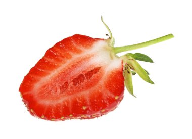 Çileğin yarısı beyaz arkaplanda izole edilmiş