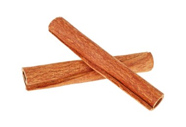 beyaz zemin üzerinde izole iki tarçın sopa