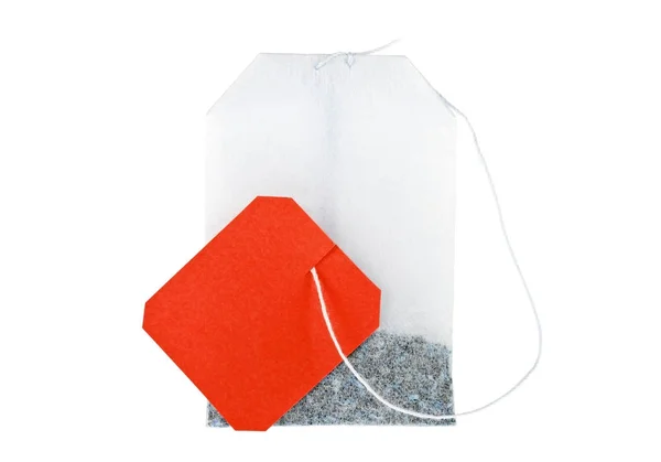 Teabag com rótulo vermelho em um fundo branco — Fotografia de Stock