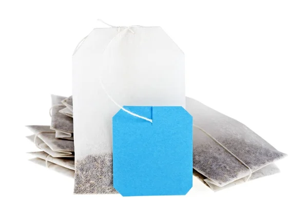 Крупный план чайных пакетиков изолированы на белом фоне. Синяя этикетка . — стоковое фото