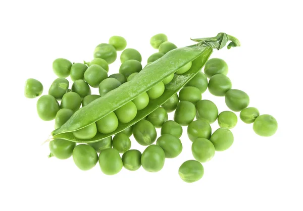白い背景に隔離された新鮮なエンドウ豆 — ストック写真