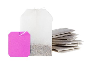 Çay poşetleri ve beyaz arka plan üzerinde izole yakın çekim. Mavi etiket.