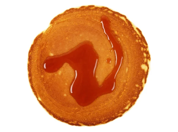 Pannkaka med karamell isolerad på en vit bakgrund. Friska bre — Stockfoto