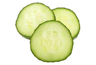 Beyaz bir arka plan üzerinde izole taze salatalık dilimleri