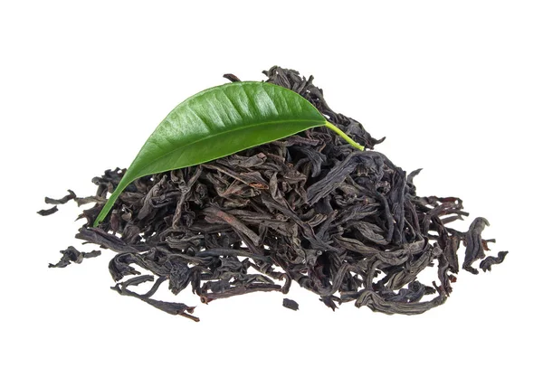 Té negro seco con hoja aislada sobre fondo blanco — Foto de Stock