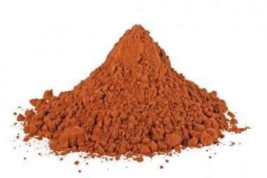 Beyaz arka planda izole edilmiş kakao tozu