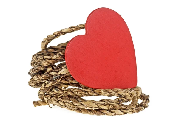 Punainen sydän kietoutunut köydellä valkoisella pohjalla. Ystävänpäivä . — kuvapankkivalokuva