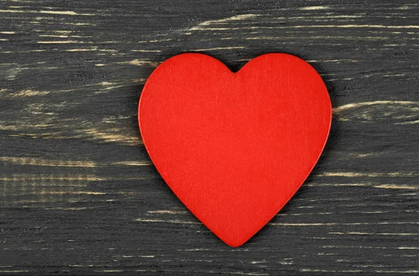 Красное сердце на деревянном фоне. Фон в стиле Валентина — стоковое фото