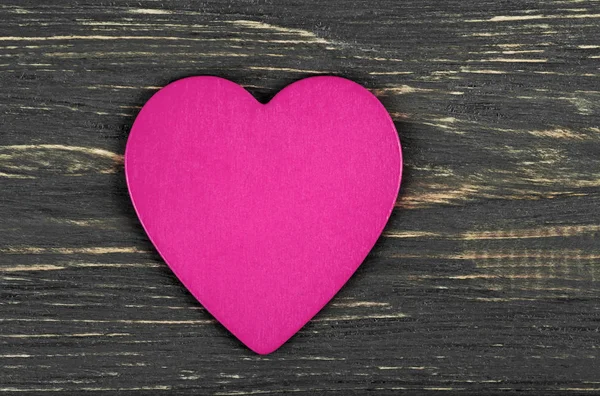 Фиолетовое сердце на деревянном фоне. Предпосылки в стиле Валент — стоковое фото