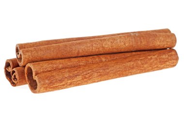 Beyaz arkaplanda tarçın