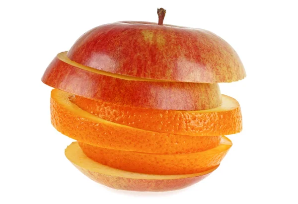 Апельсин и яблоко нарезаны на белом фоне. Свежие фрукты — стоковое фото
