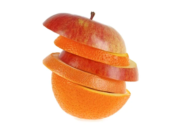 Fruta mixta sobre fondo blanco. Manzana y naranja . — Foto de Stock