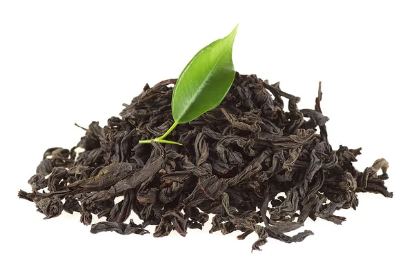 Té negro con hoja verde aislado sobre fondo blanco — Foto de Stock