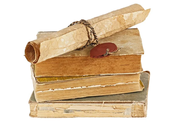 Livros antigos e pergaminho de papel vintage isolado em fundo branco — Fotografia de Stock